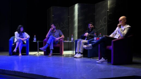 Miquel en el escenario durante el conversatorio